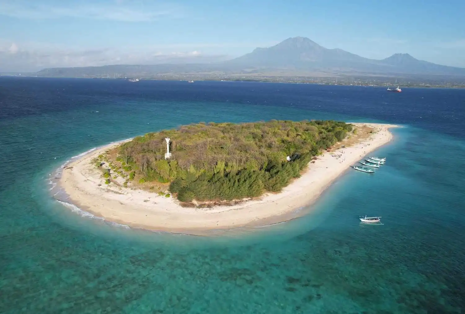 Hutan De-Djawatan, Green Island, Pantai Pulau Merah, Bangsring Underwater (Snorkeling), Pulau Tabuhan, Kawah Ijen, dan Pusat Oleh-Oleh Banyuwangi.